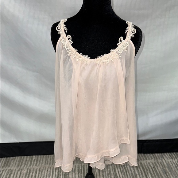 Elegant Cream Chemise with Lace Trim - Picture 1 of 4